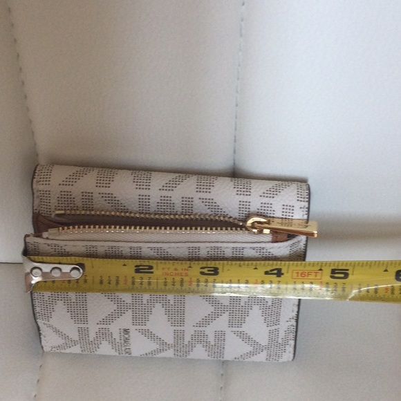 NWT Michael Kors Liane Vanilla SM Billfold - Picture 14 of 16